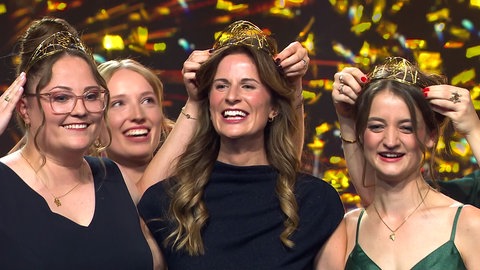 Paula Löber (Mitte) ist die neue Deutsche Weinkönigin. Links ist die Weinprinzessin Kathrin Knierim und rechts Natalie Schäfter. 