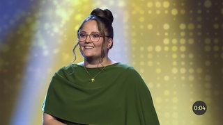 Kathrin Knierim hält eine Rede vor ihrem Spiegelbild. 