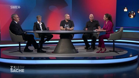 Moderatorin Alexandra Gondorf mit ihren Gästen bei "Zur Sache baden-Württemberg"