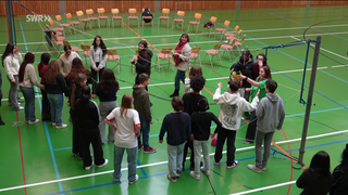 Schüler*innen in Turnhalle