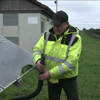 Mann hat verschiedene Kabel in der Hand