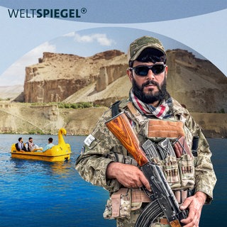 Nationalpark Band-e-Amir in Afghanistan mit Tretbooten im Hintergrund und Taliban im Vordergrund