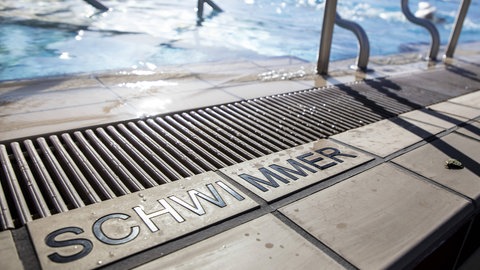 Der Beckenrand eines Schwimmerbeckens