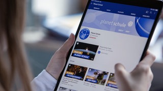 Person schaut sich Youtube Kanal an