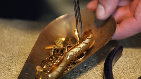 Altgold: Angekauftes Gold kurz vor dem Einschmelzen in der Werkstatt eines Goldschmiedes. Bei Recyclinggold lässt sich die Herkunft nicht immer zuverlässig klären.