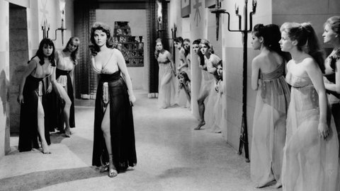 Filmstill aus "Sappho, Venus von Lesbos" von Pietro Francisci (1960), der Geschichte eines antiken Tempelmädchens, das sich in einen Volkshelden verliebt