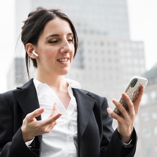 Geschäftsfrau mit Airpods